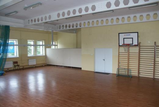 Sala gimnastyczna: o wymiarach 19,10m x 11,50m przeznaczona jest do prowadzenia zajęć z wychowania fizycznego.