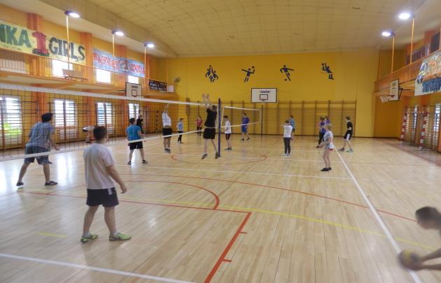 Zespół Szkół Ponadgimnazjalnych nr 1 w Jarocinie Bazę sportową szkoły stanowią następujące obiekty: 1. Duża sala sportowa z widownią o wymiarach 25 x 17 m.