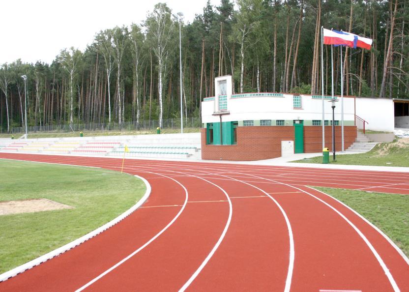 kulą Na wschodniej stronie stadionu wybudowano trybuny dla widowni. W chwili obecnej zamontowano 300 siedzisk. Boisko uzyskało certyfikat Polskiego Związku Lekkiej Atletyki.