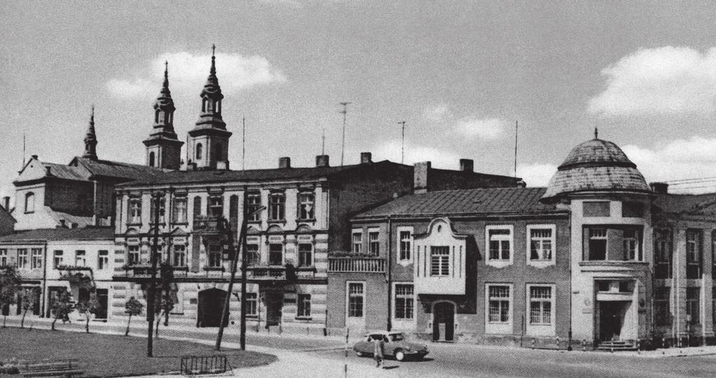 Ulica Królewska w latach 60. XX w. Dziura z zabytkami W miejscu, gdzie obecnie znajduje się Pasaż Pijarski przy ulicy Królewskiej (dawniej ul.