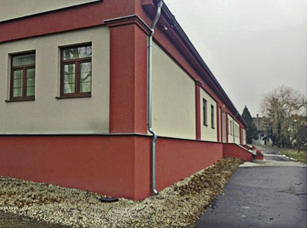AGNIESZKA OLECH Ryc. 1. Jeden z odrestaurowanych budynków koszarowych na terenie należącego do Słowackiej Akademii Nauk kompleksu magazynowego w Nitrze (fot. A. Olech). fig. 1. One of the renovated barracks of the storage complex in Nitra belonging to the Slovak Academy of Sciences (photo by A.