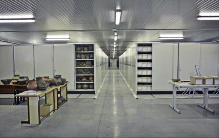 SySTEM OCHRONy I PRZECHOWyWANIA ZAByTKóW ARCHEOLOGICZNyCH NA SŁOWACJI Ryc. 2. Główna hala magazynowa w kompleksie magazynowym w Nitrze (fot. M. Ruttkay, http://archeol.sav.sk/index.