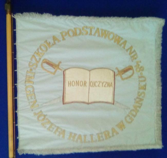 Ceremoniał zawiera także zasady postępowania z symbolami paostwowymi w Szkole. Rozdział 1. Sztandar Szkoły 1.