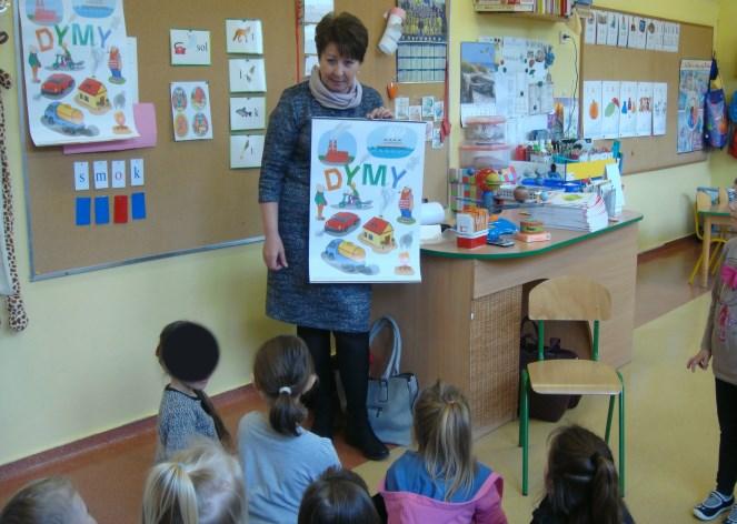 Kadra pedagogiczna realizująca program otrzymała pomoce dydaktyczne służące do przeprowadzania zajęć edukacyjnych z dziećmi.