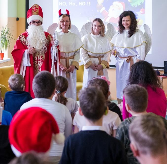 Program pomocy Orszaki Mikołaja W ramach programu Orszaki Mikołaja pracownicy Tesco Polska jako wolontariusze Fundacji odwiedzają podopiecznych placówek pomocowych dla dzieci i młodzieży w całej