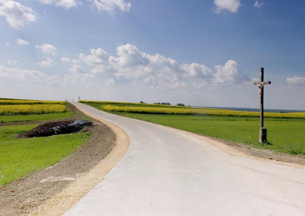 Droga lokalna z nawierzchnią betonowaną