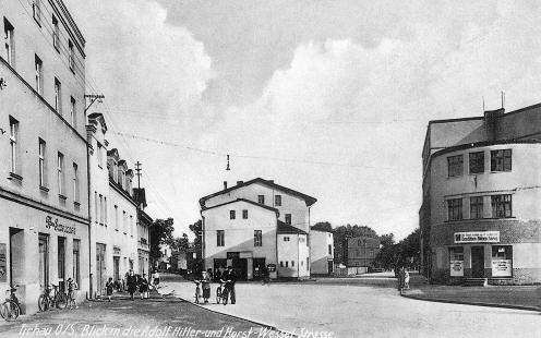 Fot. z mat. BWA Bielsko-Bia a G ów ny plac w Ty chach z do cho dz cy mi do nie go uli ca mi Adol fa Hi tle ra i Hor sta We sse la (obec nie ul. Ko ciusz ki i ul. Sien kie wi cza), ok. 1940.