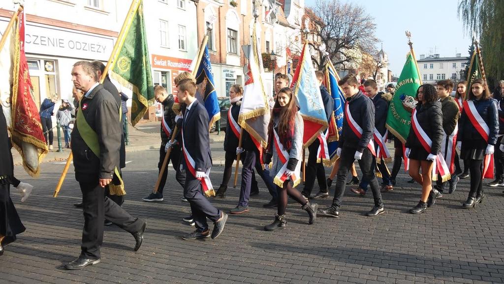 Udział w uroczystych obchodach Święta Niepodległości w naszej gminie Naszą szkołę podczas gminnych uroczystości reprezentowali uczniowie klas ósmych: Monika, Martyna, Wojtek i Jessica, pod opieką p.