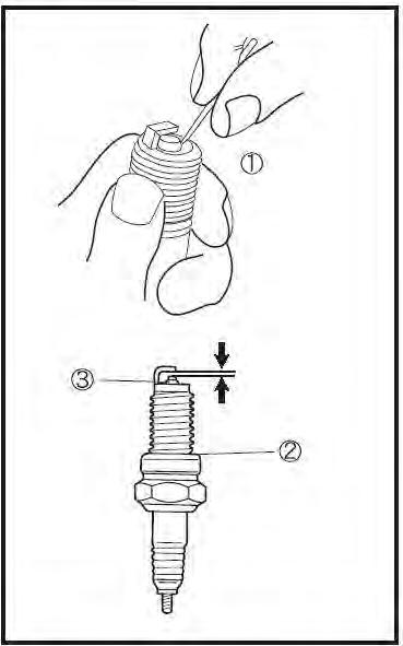 SPRAWDZENIE ŚWIECY ZAPŁONOWEJ Sprawdź stan elektrod świec zapłonowych. Zanieczyszczone nagarem elektrody świecy oraz zbyt duża przerwa są przyczyną słabej iskry. Demontaż świecy zapłonowej. 1.