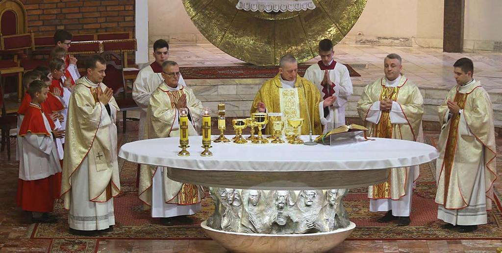 Po Mszy Najświętszy Sakrament został przeniesiony do Ciemnicy odnowionej dolnej kaplicy, symbolizującej więzienie, w którym Jezus spędził noc przed męką.