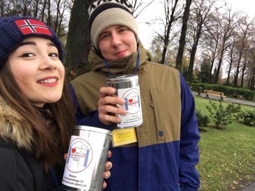 wyblakłe słońce Oświetla ludziom wyblakłe