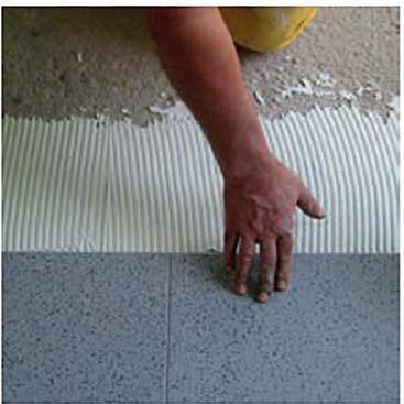 CECOIS PISCINAS SUPER BLANCO Produkt na bazie cementu, który po wymieszaniu z wodą tworzy szybkowiążący klej przeznaczony do układania płytek ceramicznych lub szkliwionych okładzin na