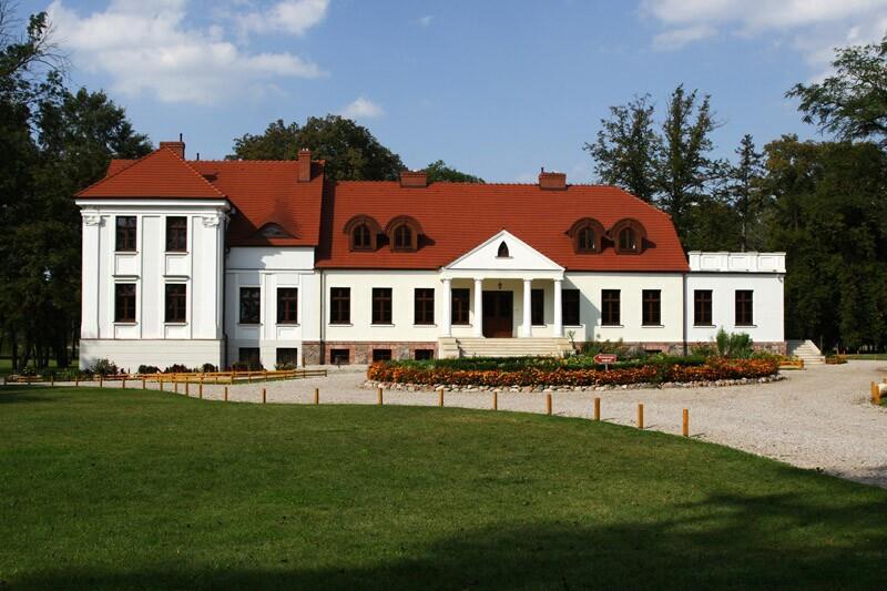 Rycina 7. Dwór Stary Chotów w Chotowej Źródło: http://www.dworstarychotow.pl/hotel/historia-dworu 4.
