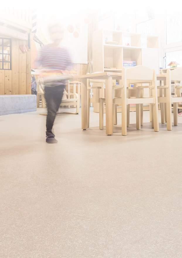 LINIA PRODUKTÓW NORAPLAN noraplan Wykładziny podłogowe noraplan dostępne są w formie rolek lub płytek i umożliwiają one nieograniczone możliwości aranżacji