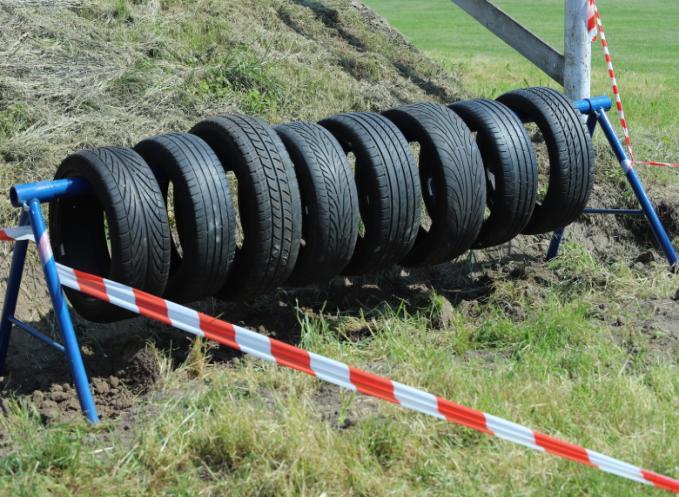 FRANIA: przejście pod oponami. Obowiązuje zakaz używania elementów konstrukcyjnych oraz przechodzenia górą.
