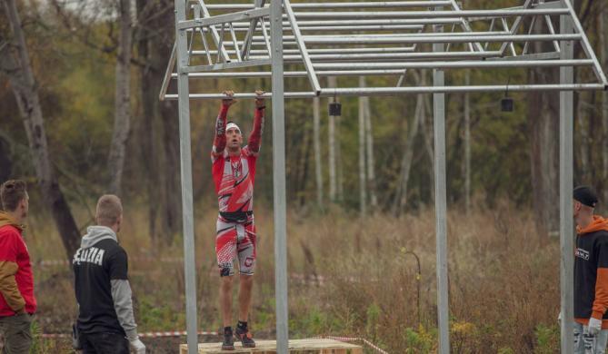 MONKEY BAR: przejście po rurkach nie dotykając podłoża - na koniec przeszkody używając jedynie rąk.