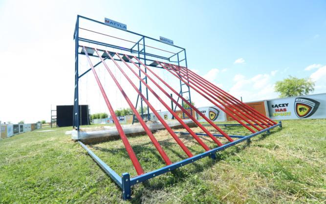 RURA BOMBER: wejście na górę przeszkody używając skośnych rur oraz zjechanie po linie na dół.