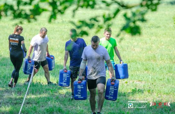ŚCIANKA Z OPON: przejście na drugą stronę przeszkody, używając do tego jedynie opon.