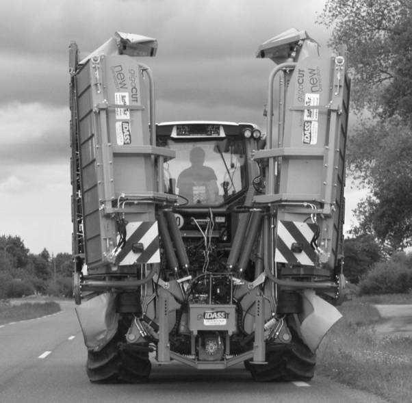 a) b) O Z Rys. 22. Zawór siłownika w położeniu: a) otwartym O (praca), b) zamkniętym Z (transport) Przed złożeniem kosiarki do transportu w pozycji pionowej osłonę boczną należy podnieść do góry. max.