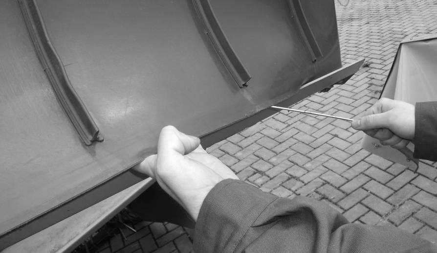1. W celu oczyszczenia rolki należy podczas obrotu taśmy przesunąć dźwignię D w kierunku 1 i przytrzymać do chwili zniknięcia wybrzuszeń (Rys. 41).