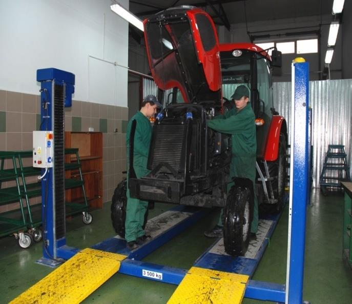Kierunki kształcenia MECHANIK - OPERATOR POJAZDÓW I MASZYN ROLNICZYCH Nauka w szkole branżowej trwa trzy lata absolwent uzyskuje tytuł pracownika wykwalifikowanego o specjalności mechanik operator