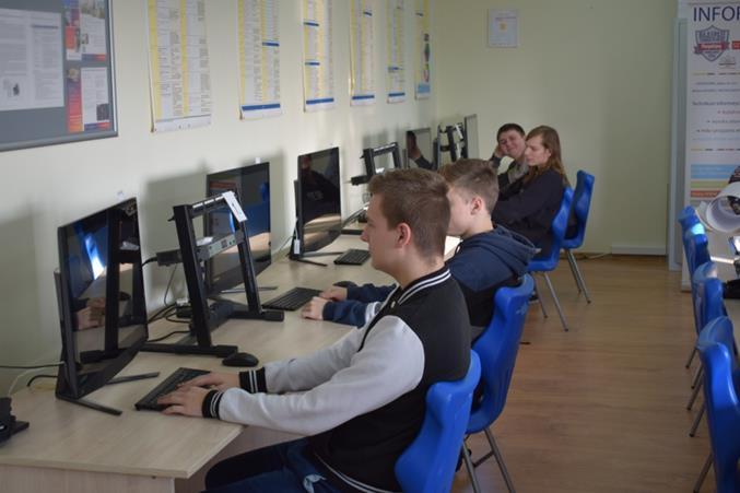 TECHNIK INFORMATYK Technik informatyk umożliwi Ci kształcenie w systemie modułowym, z podziałem na grupy na zajęciach zawodowych.