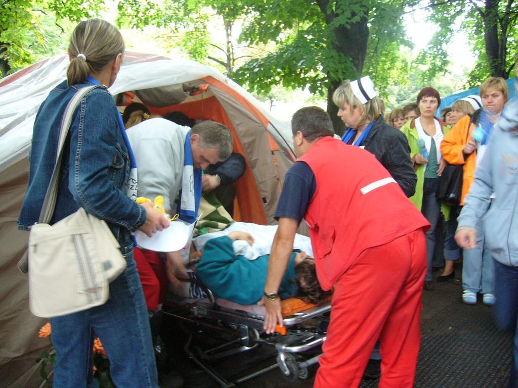 Ostatnia z głodujących pielęgniarek - Agata Kaczmarczyk z Krakowa w trzynastej dobie głodówki została odwieziona do szpitala Dojechali do Białego miasteczka Noc z poniedziałku na wtorek w Białym