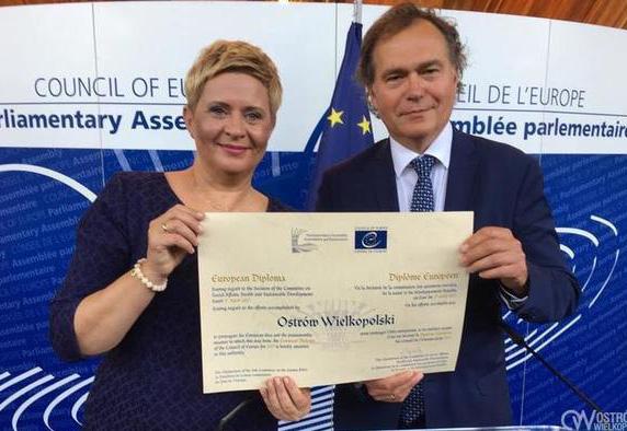 KRONIKA ZAGRANICZNA Flaga Europejska dla Ostrowa Wielkopolskiego Nagrody Europy 2019 Zgromadzenie Parlamentarne Rady Europy przyznało tegoroczne Nagrody Europy.