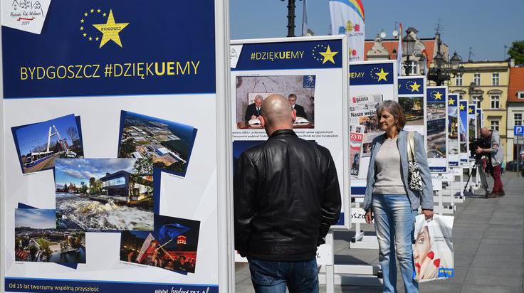 15 lat Polski w Unii Europejskiej Wielkie świętowanie Wspólne śpiewanie hymnu europejskiego, eksponowanie flag Polski i Unii, koncerty i wystawy - tak w wielu polskich miastach świętowano rocznicę