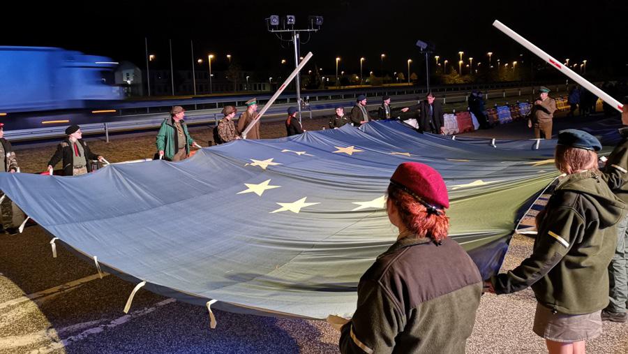 Rocznica była obchodzona w miastach bardzo radośnie, świętowano na rynkach i placach. O godzinie 12.00 został odśpiewany hymn Unii Europejskiej Oda do radości".