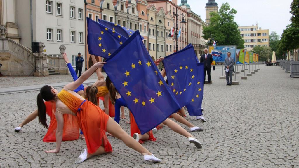 Jak Legnica zmieniła się i ile zyskało dzięki wstąpieniu Polski do UE można zobaczyć na wystawie w Rynku. Fot. portal.legnica.