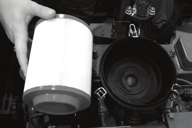 OBSŁUGA FILTRU POWIETRZA Od czasu do czasu filtr powietrza musi być sprawdzony pod kątem zanieczyszczenia.