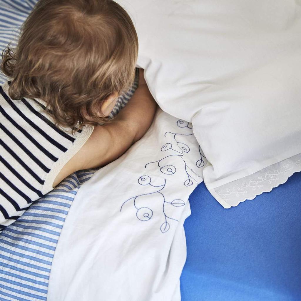 Materiały prasowe IKEA / KWIECIEŃ 2019 / 17 Pościel GULSPARV ma haftowane detale i delikatną falbankę na