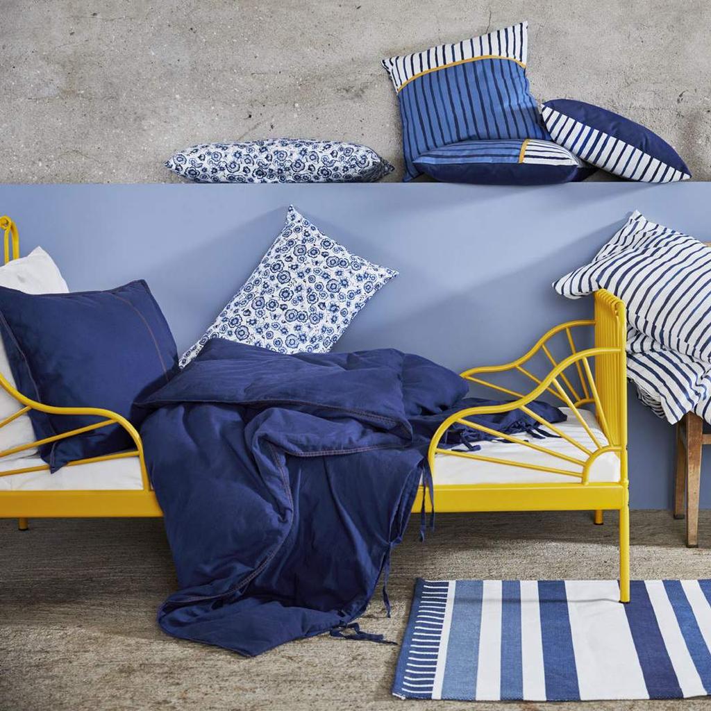 Materiały prasowe IKEA / KWIECIEŃ 2019 / 18 Kolekcja tekstyliów SÅNGLÄRKA Urządź sypialnię swojego dziecka w bajecznie tradycyjnym stylu w odcieniach białego i niebieskiego.
