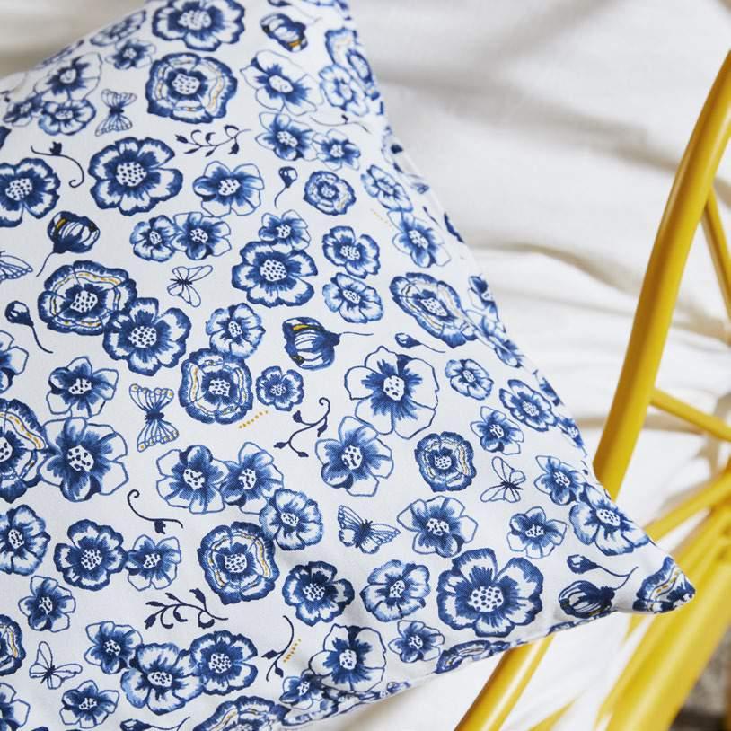 Materiały prasowe IKEA / KWIECIEŃ 2019 / 20 PH159498 SÅNGLÄRKA poduszka 34,99 Kwiaty/niebieski/biały 004.269.