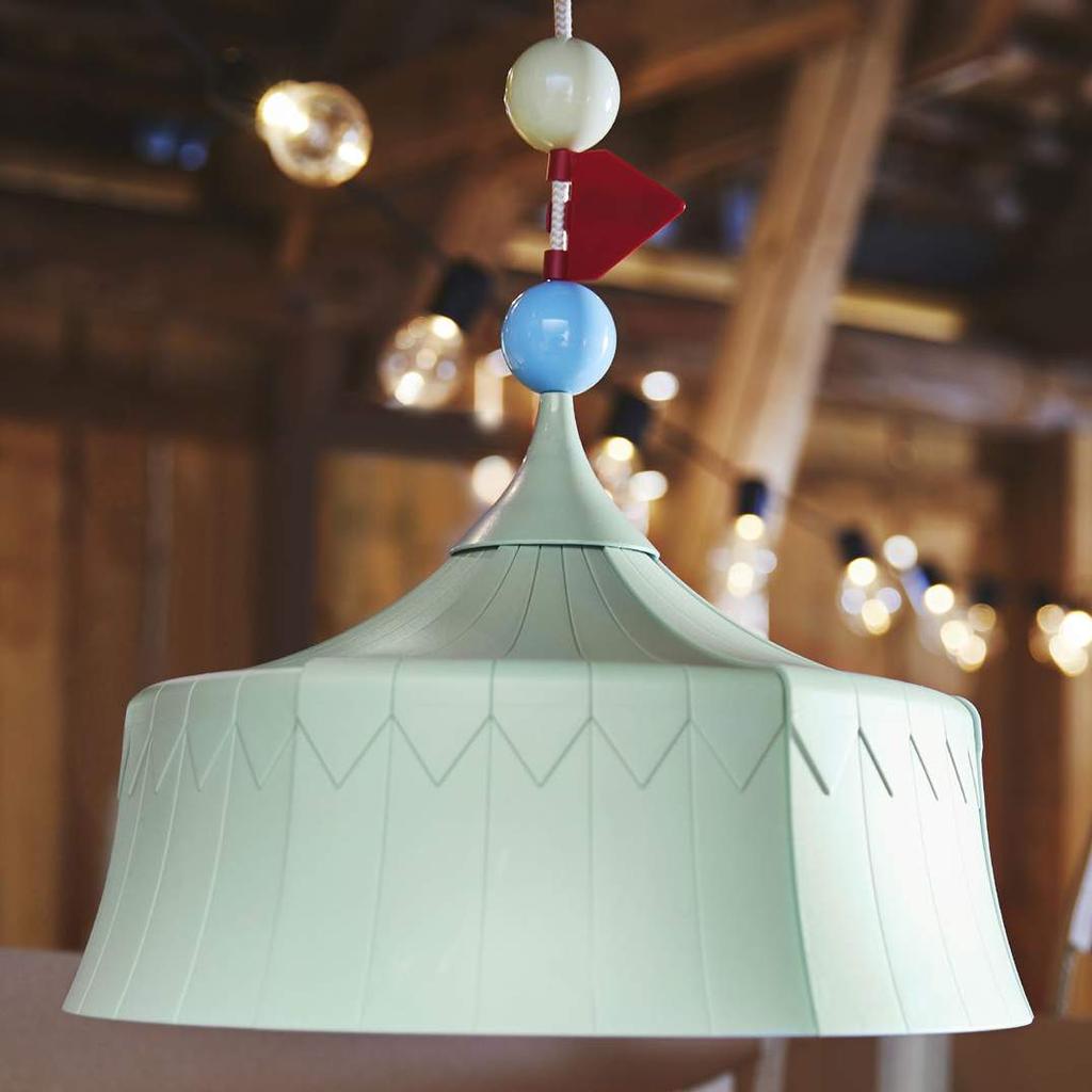 Materiały prasowe IKEA / KWIECIEŃ 2019 / 26 Lampa wisząca TROLLBO ma nawet na górze chorągiewkę, zupełnie jak namiot
