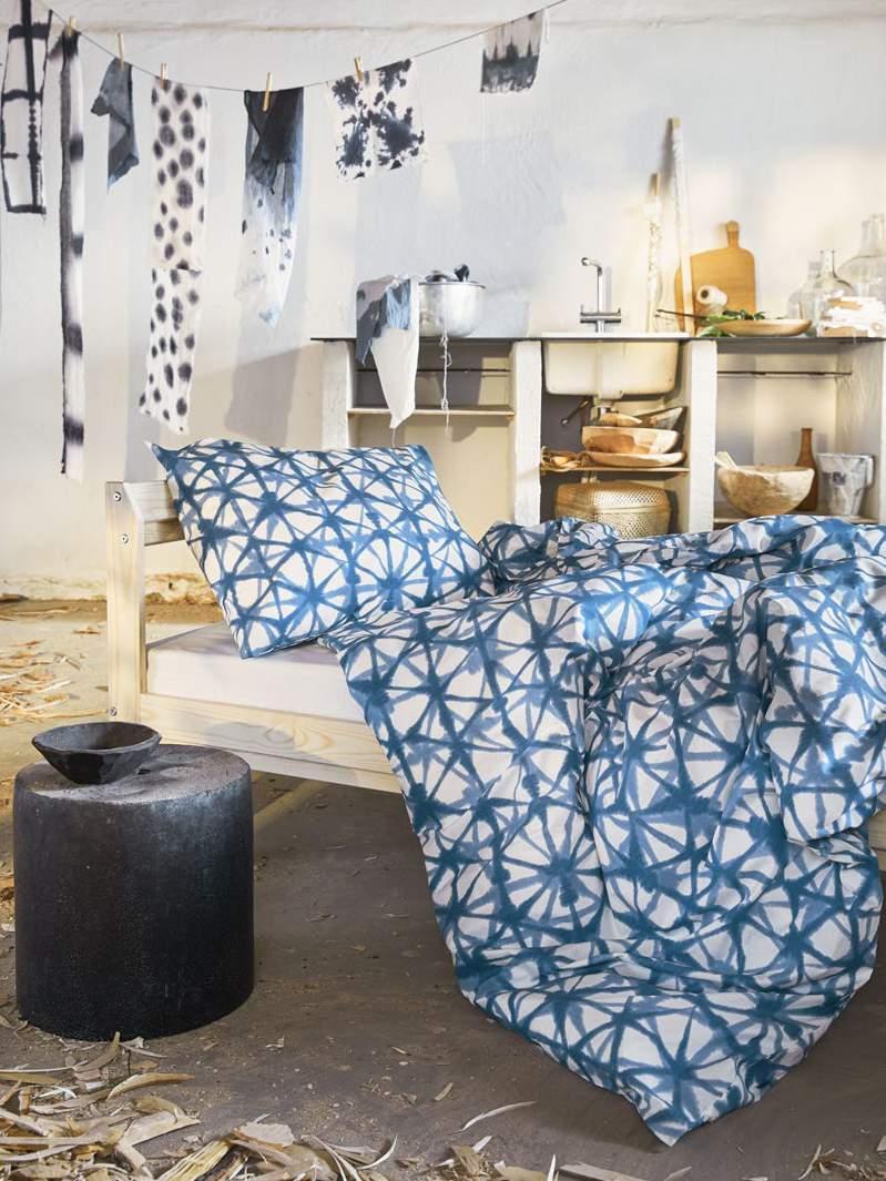 Materiały prasowe IKEA / KWIECIEŃ 2019 / 27 Komplet pościeli STJÄRNFLOCKA Zanurz się w niebieskiej pościeli STJÄRNFLOCKA jej wygląd przypomina tkaniny ręcznie farbowane tradycyjną metodą japońską