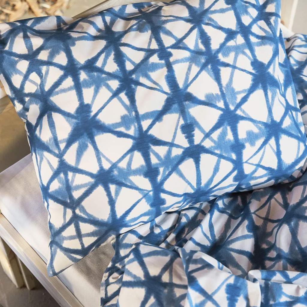 Materiały prasowe IKEA / KWIECIEŃ 2019 / 28 Pościel STJÄRNFLOCKA o ekspresyjnym, niebieskim wzorze