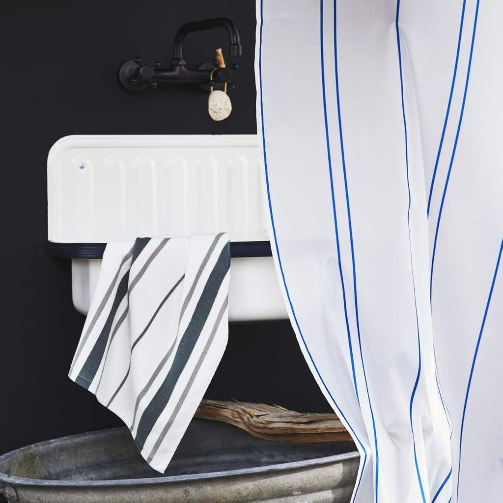 Materiały prasowe IKEA / KWIECIEŃ 2019 / 32 Połącz ręczniki z zasłoną prysznicową OTTSJÖN, a uzyskasz klasyczny wystrój dzięki