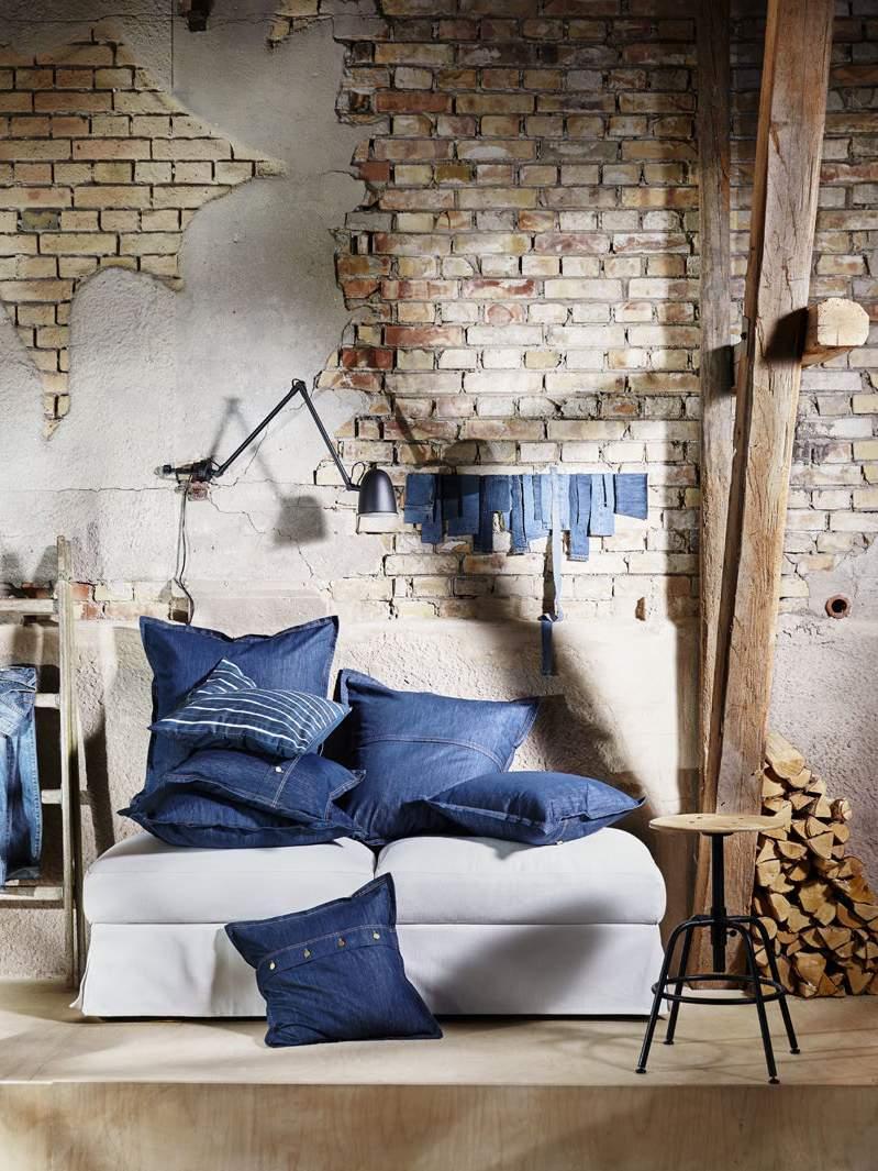 Materiały prasowe IKEA / KWIECIEŃ 2019 / 33 Poszewki SISSIL Dekoracje wnętrz z denimu to aktualny trend, w który idealnie wpisuje się poszewka SISSIL.
