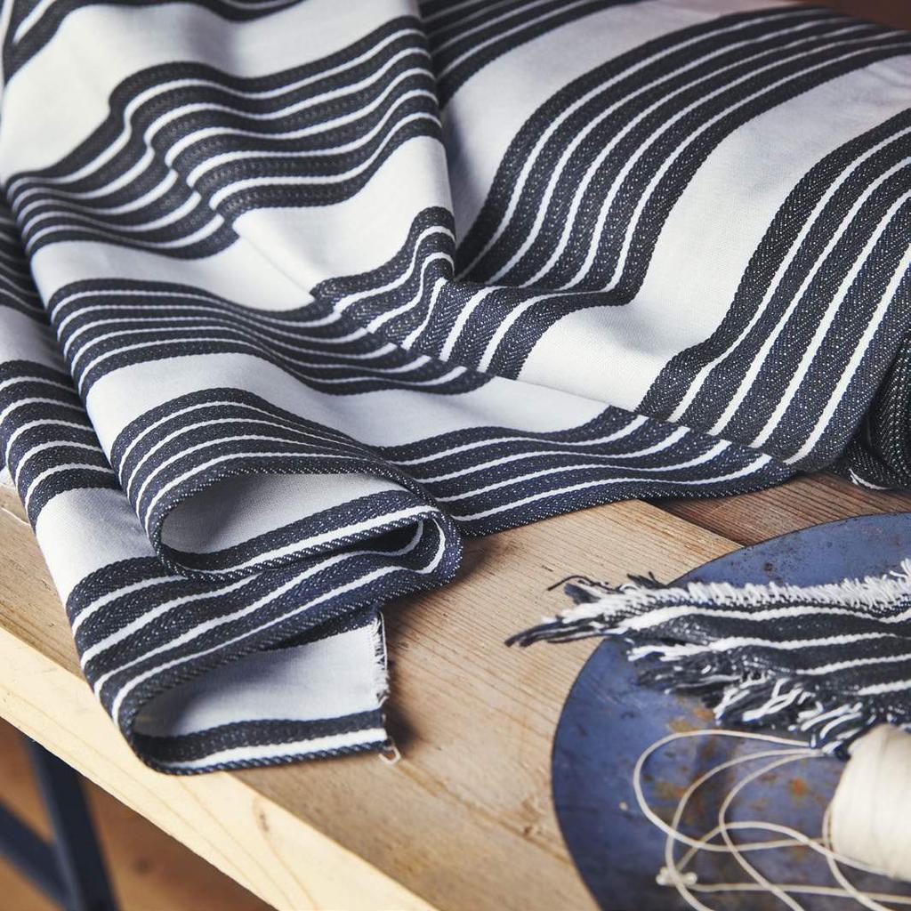 Materiały prasowe IKEA / KWIECIEŃ 2019 / 37 Tkanina METTALISE Tradycyjne paski to zawsze strzał w dziesiątkę, gdy robisz coś kreatywnego.
