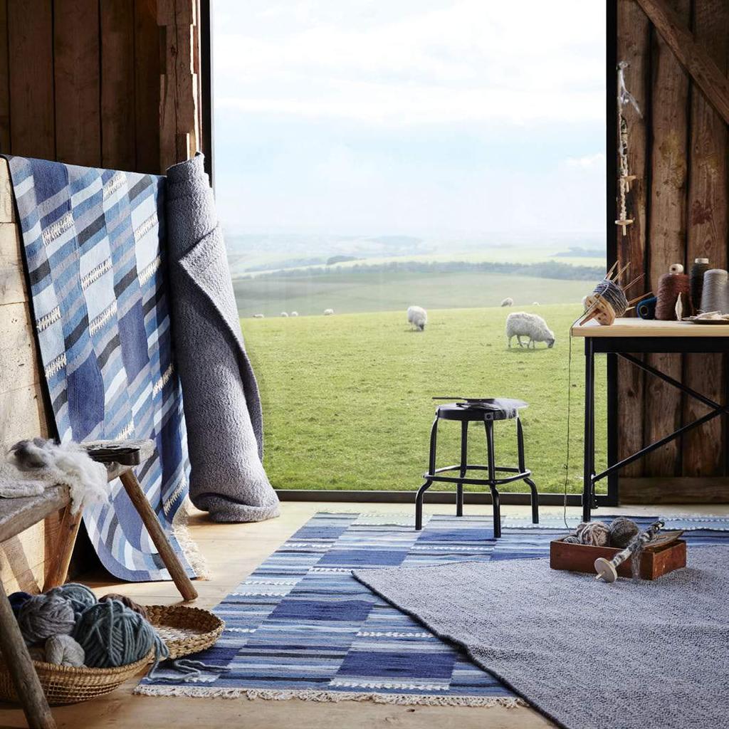 Materiały prasowe IKEA / KWIECIEŃ 2019 / 39 Dywany TRANGET/LOVRUP Sprowadź na ziemię trend indygo za pomocą naszych nowych, wełnianych dywanów.
