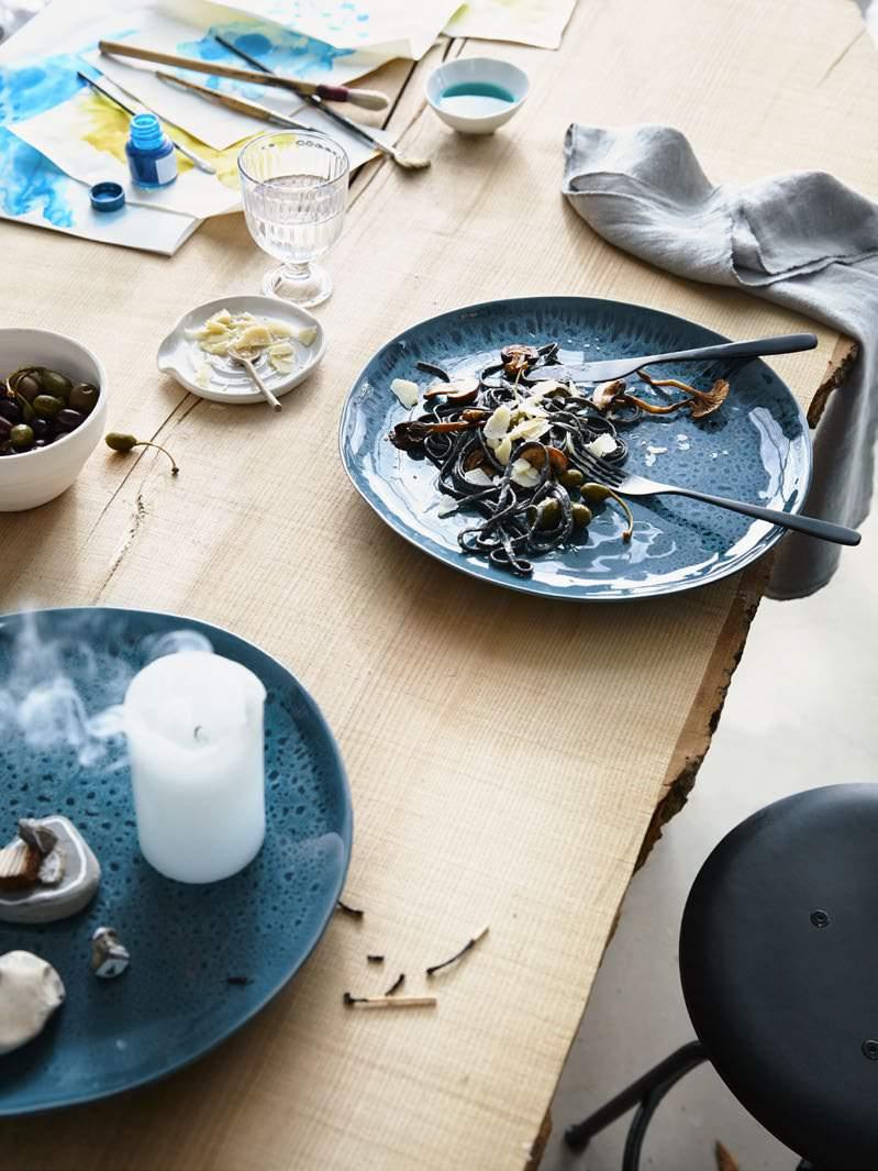 Materiały prasowe IKEA / KWIECIEŃ 2019 / 45 Talerz ERTAPPAD Będące ozdobą samą w sobie naczynie ERTAPPAD może służyć np. jako talerz lub miejsce do postawienia świecy.