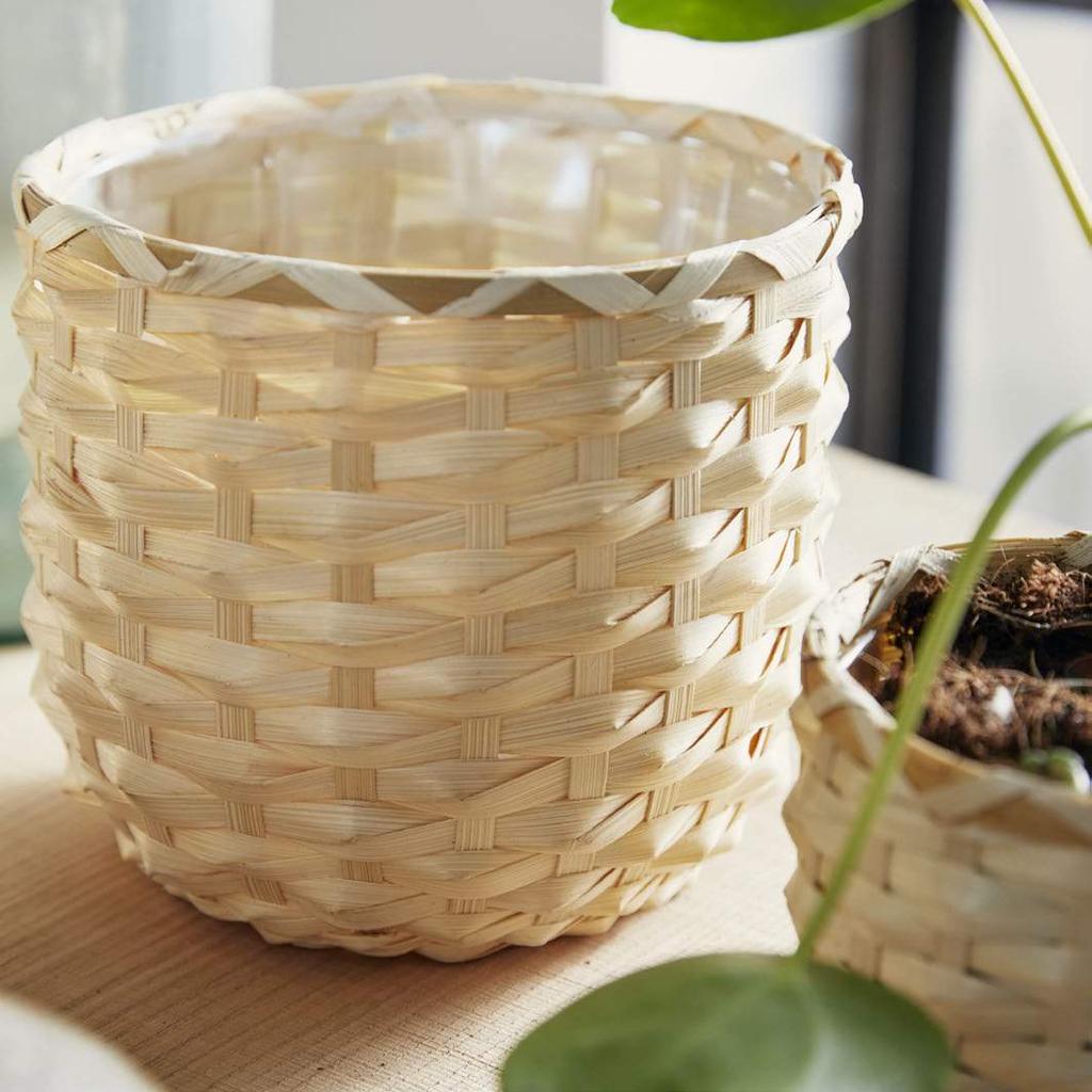 Materiały prasowe IKEA / KWIECIEŃ 2019 / 48 Ręcznie wyplatana z bambusa osłonka na doniczkę KAFFEBÖNA dostępna jest w dwóch