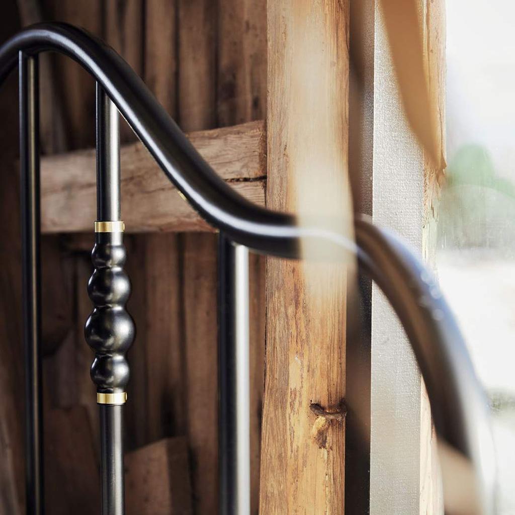 Materiały prasowe IKEA / KWIECIEŃ 2019 / 49 Rama łóżka SAGSTUA Połącz klasyczną, metalową ramę łóżka z wygiętym, wysokim zagłówkiem i mosiężnymi detalami, a otrzymasz ramę łóżka SAGSTUA.