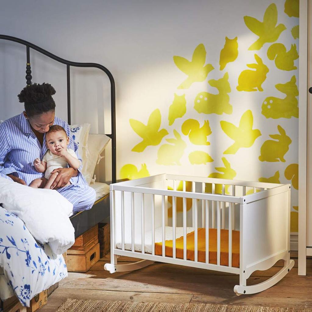 Materiały prasowe IKEA / KWIECIEŃ 2019 / 53 Kołyska SOLGUL Delikatne bujanie dziecka to stara sztuczka używana przez rodziców.