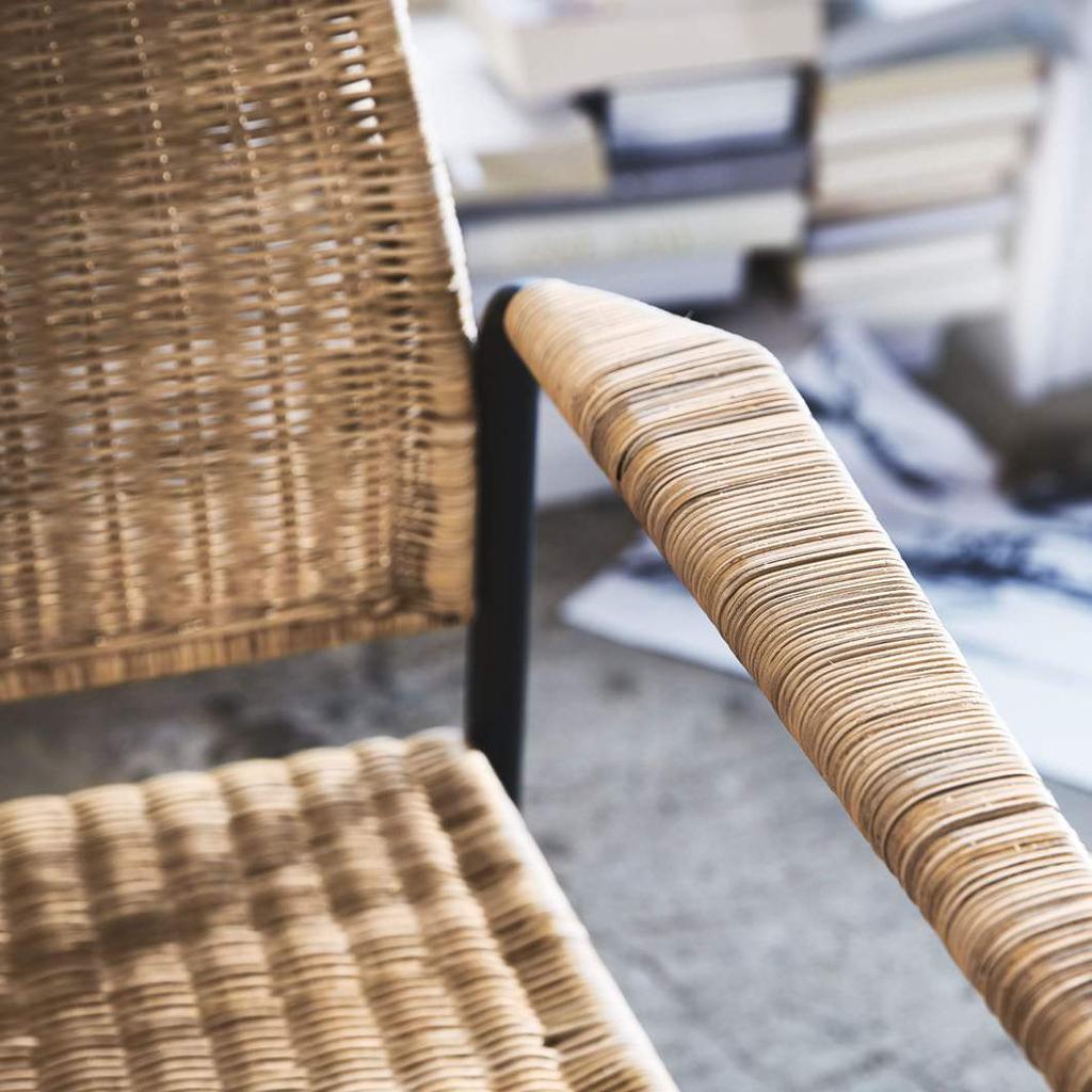 Materiały prasowe IKEA / KWIECIEŃ 2019 / 8 Fotel ULRIKSBERG Ciesz się komfortem w lekkim, ażurowym fotelu ULRIKSBERG z ręcznie plecionym rattanowym oparciem i siedziskiem połączonym z metalową ramą