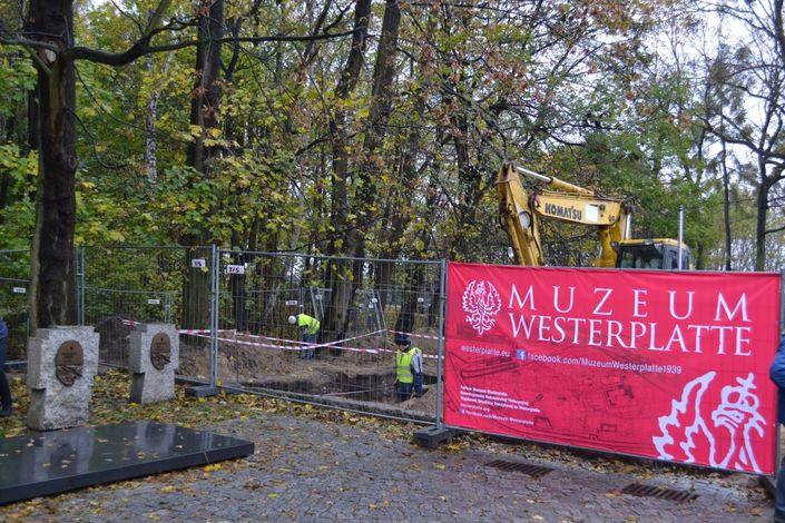 Oficerskiej oraz resztek Wartowni nr 5, zniszczonej podczas nalotu we wrześniu 1939 roku,.
