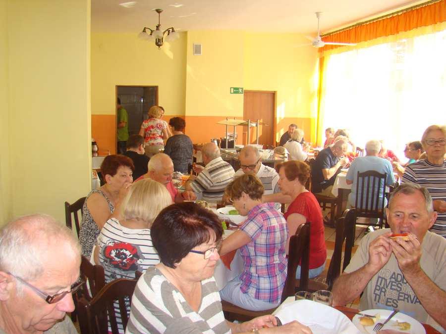 Na stołach czekały na nas porcjowane