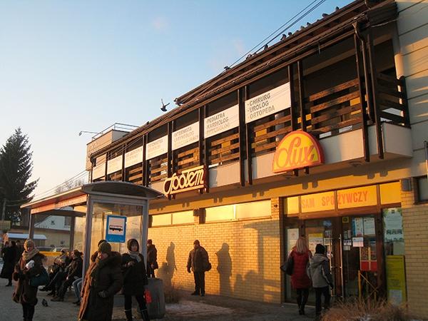 Lux z przystankiem przy wejściu data aktualizacji: 2014.02.13 Sklep Lux nr 33 w Warszawie już drugi raz reprezentuje Społem WSS Praga Południe w konkursie Market Roku.